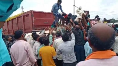 मुर्गी वाहन पलटा, लोगों में लूटने की मची होड़