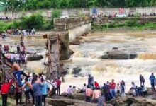 पुणे में नदी पर बना पुल ढहा, 25 से ज्यादा के बहने की आशंका