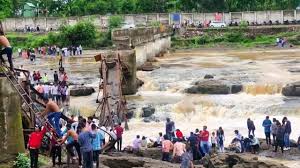 पुणे में नदी पर बना पुल ढहा, 25 से ज्यादा के बहने की आशंका