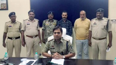 आठ साल से फरार धोखाधड़ी के आरोपी डायरेक्टर पुलिस के हत्थे चढ़े