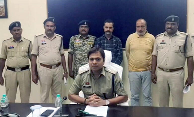 आठ साल से फरार धोखाधड़ी के आरोपी डायरेक्टर पुलिस के हत्थे चढ़े आठ साल से फरार धोखाधड़ी के आरोपी डायरेक्टर पुलिस के हत्थे चढ़े