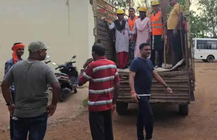 सफाई कर्मी बनकर पहुंची पुलिस, अवैध तरीके से शराब बनाने वालों के खिलाफ की कार्रवाई सफाई कर्मी बनकर पहुंची पुलिस, अवैध तरीके से शराब बनाने वालों के खिलाफ की कार्रवाई