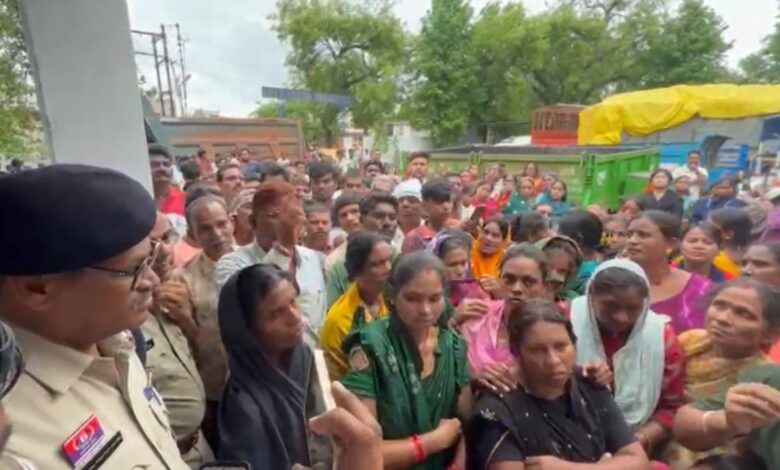 मामूली विवाद में पड़ोसियों पर गाड़ी चढ़ाई, एक की मौत मामूली विवाद में पड़ोसियों पर गाड़ी चढ़ाई, एक की मौत