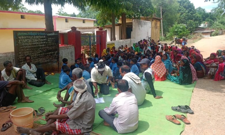महासमुंद में कांग्रेस, धमतरी और बालोद में ग्रामीणों ने स्कूल में जड़ा ताला महासमुंद में कांग्रेस, धमतरी और बालोद में ग्रामीणों ने स्कूल में जड़ा ताला