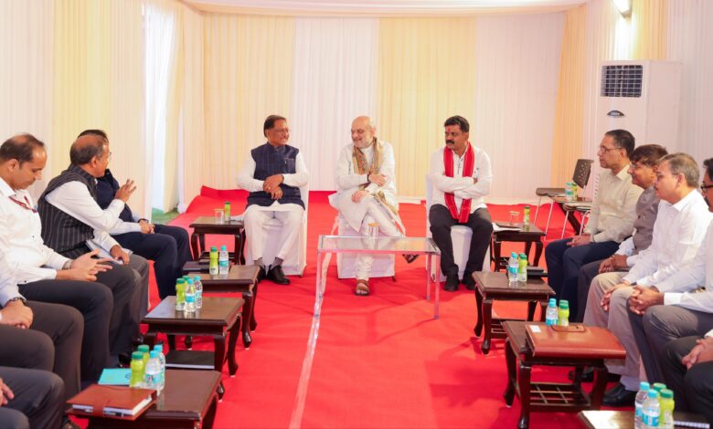 गृहमंत्री शाह ने नक्सलवाद के खिलाफ चलाए गए अभियानों में अहम भूमिका निभाने वाले अधिकारियों से भेंट कर उन्हें दी बधाई गृहमंत्री शाह ने नक्सलवाद के खिलाफ चलाए गए अभियानों में अहम भूमिका निभाने वाले अधिकारियों से भेंट कर उन्हें दी बधाई