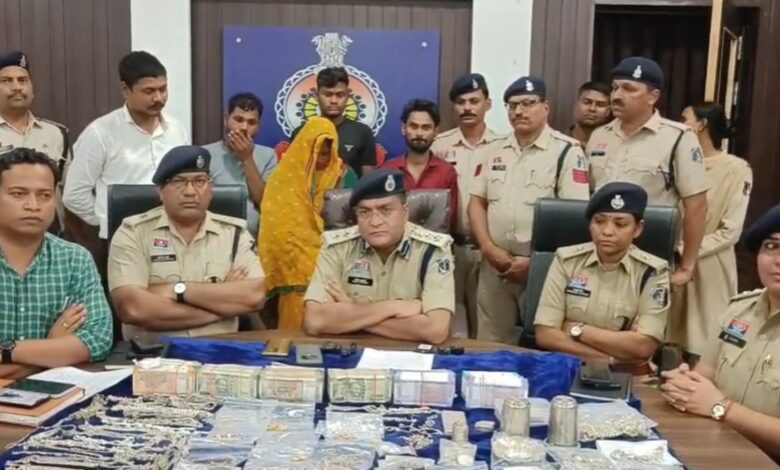 50 लाख रुपये के गहने और नकदी मामले में पुलिस को बड़ी सफलता : 5 आरोपी गिरफ्तार 50 लाख रुपये के गहने और नकदी मामले में पुलिस को बड़ी सफलता : 5 आरोपी गिरफ्तार