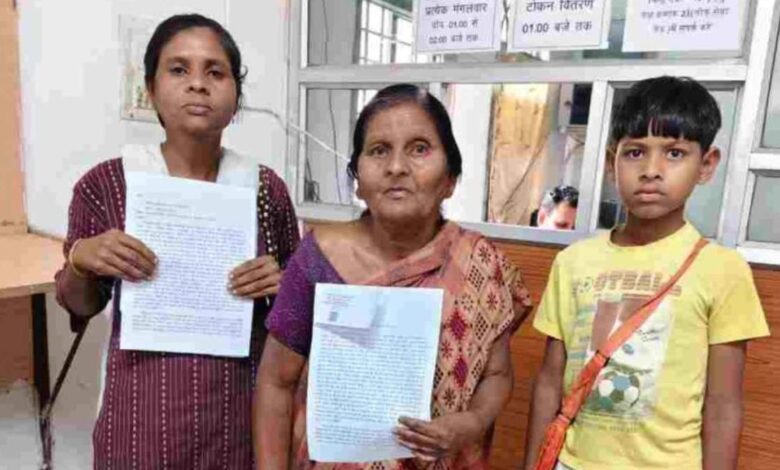 आत्मदाह की चेतावनी देने वाली वृद्ध महिला अचानक गायब, खोज में जुटी पुलिस आत्मदाह की चेतावनी देने वाली वृद्ध महिला अचानक गायब, खोज में जुटी पुलिस