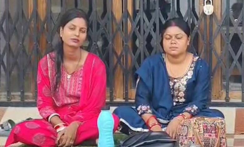 दहेज़ प्रताड़ित महिला ने त्यागा अन्न-जल, दी आत्महत्या की धमकी दहेज़ प्रताड़ित महिला ने त्यागा अन्न-जल, दी आत्महत्या की धमकी
