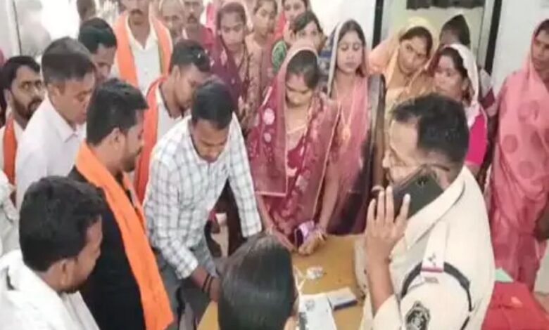 कांग्रेस नेता के खिलाफ FIR, पढ़े पूरी खबर कांग्रेस नेता के खिलाफ FIR, पढ़े पूरी खबर