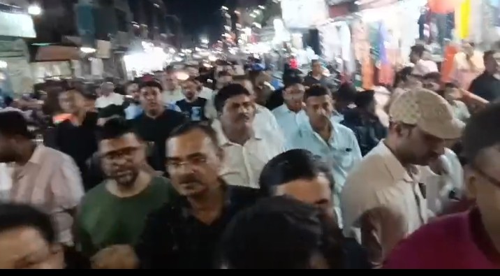 व्यापारियों ने लगाए पोस्टर कहा ‘हम व्यापारी हैं, चोर नहीं’ व्यापारियों ने लगाए पोस्टर कहा ‘हम व्यापारी हैं, चोर नहीं’