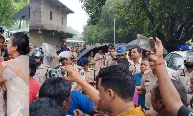 कोयला खदान के लिए जंगलों की कटाई, विरोध करने पर विधायक गिरफ्तार कोयला खदान के लिए जंगलों की कटाई, विरोध करने पर विधायक गिरफ्तार