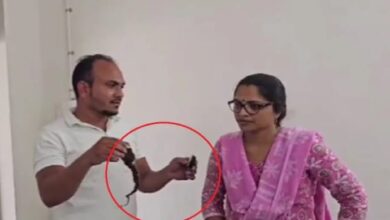 शिक्षिका ने छात्रा की काटी चोटी , परिजनों ने किया हंगामा