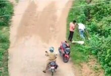 एक वर्दीधारी अफसर ने बड़ी बेरहमी से ली मासूमो की जान
