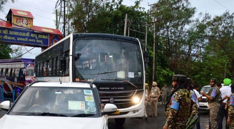 जयकारों के साथ बाबा बर्फानी के भक्तों का पहला जत्था रवाना जयकारों के साथ बाबा बर्फानी के भक्तों का पहला जत्था रवाना