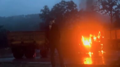 चाय नाश्ता करने रुका ड्राइवर और ट्रेलर में लग गई आग