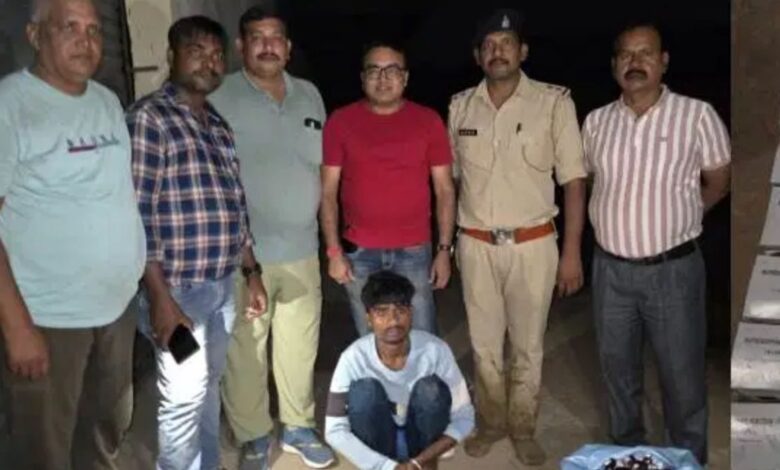 आबकारी विभाग को बड़ी कामयाबी: नशीली दवाओं के साथ एक आरोपी गिरफ्तार आबकारी विभाग को बड़ी कामयाबी: नशीली दवाओं के साथ एक आरोपी गिरफ्तार