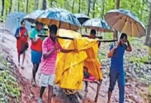 मौसमी बुखार: बारिश में खाट पर लिटाकर तिरपाल और छाते से ढक कर किया सात किलोमीटर पैदल सफर