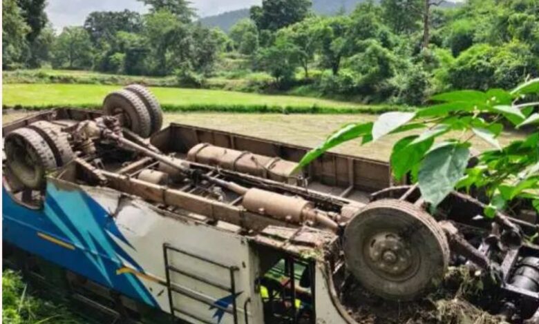 भीषण बस हादसा, एक दर्जन से अधिक यात्री घायल भीषण बस हादसा, एक दर्जन से अधिक यात्री घायल