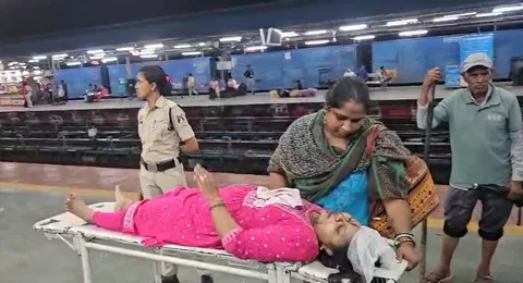 सीट को लेकर दो महिला यात्रियों के बीच ट्रैन में हुई मारपीट सीट को लेकर दो महिला यात्रियों के बीच ट्रैन में हुई मारपीट