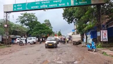 जर्जर सड़कों की वजह से चक्काजाम, केंद्रीय मंत्री को लौटना पड़ा वापस