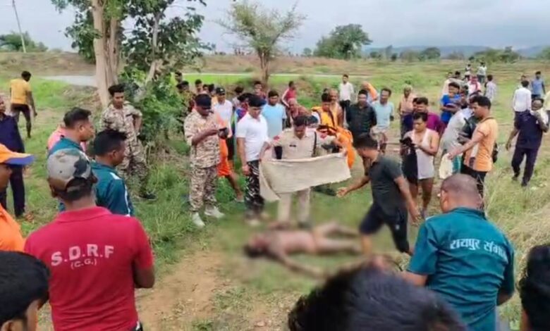 जमीन में धंसे अधेड़ का शव 3 किमी दूर 48 घंटे बाद मिला जमीन में धंसे अधेड़ का शव 3 किमी दूर 48 घंटे बाद मिला