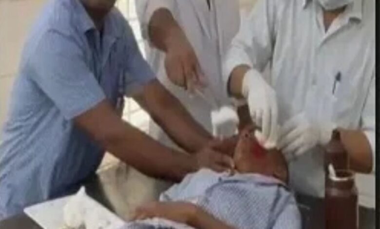 सरकारी स्कूल के छात्रों के बीच खूनी संघर्ष, 7वीं के छात्र ने किया ब्लेड से हमला सरकारी स्कूल के छात्रों के बीच खूनी संघर्ष, 7वीं के छात्र ने किया ब्लेड से हमला