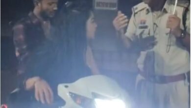 पब में बवाल करने के बाद नशे में धुत लड़के और लड़कियों ने किया सड़क पर तमाशा