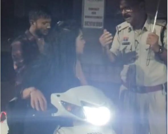 पब में बवाल करने के बाद नशे में धुत लड़के और लड़कियों ने किया सड़क पर तमाशा पब में बवाल करने के बाद नशे में धुत लड़के और लड़कियों ने किया सड़क पर तमाशा