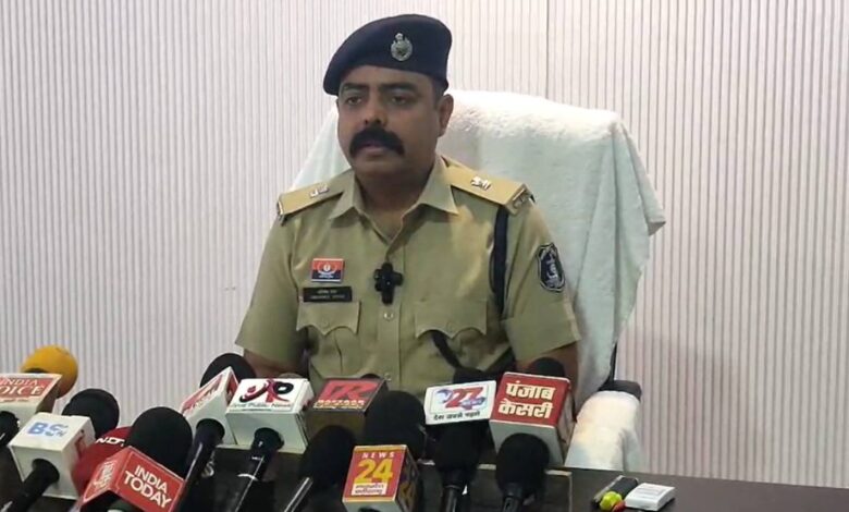 सड़क पर बर्थडे और तलवार से केक काटना पड़ा महंगा सड़क पर बर्थडे और तलवार से केक काटना पड़ा महंगा