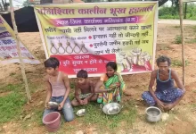 दबंगों ने हथियाया पुश्तैनी जमीन, कलेक्टोरेट के सामने सपरिवार भूख हड़ताल पर