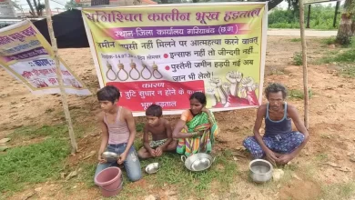 दबंगों ने हथियाया पुश्तैनी जमीन, कलेक्टोरेट के सामने सपरिवार भूख हड़ताल पर