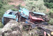 बोर गाड़ी खाई में गिरी 4 की मौत, 8 अभी भी दबे हुए