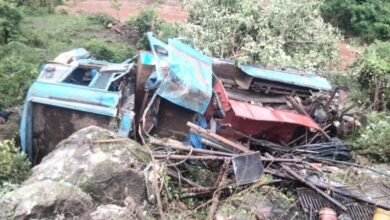 बोर गाड़ी खाई में गिरी 4 की मौत, 8 अभी भी दबे हुए