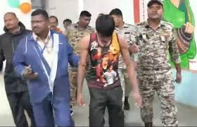 आवास न मिलने पर कलेक्टोरेट के सामने नेआत्मदाह की कोशिश आवास न मिलने पर कलेक्टोरेट के सामने नेआत्मदाह की कोशिश