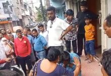 नशे में धुत कार चालक ने कई गाड़ियों को ठोका, मालकिन ने की पिटाई
