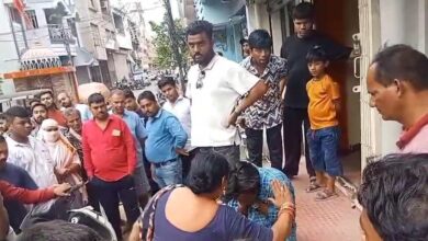 नशे में धुत कार चालक ने कई गाड़ियों को ठोका, मालकिन ने की पिटाई