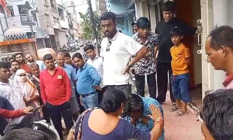 नशे में धुत कार चालक ने कई गाड़ियों को ठोका, मालकिन ने की पिटाई नशे में धुत कार चालक ने कई गाड़ियों को ठोका, मालकिन ने की पिटाई