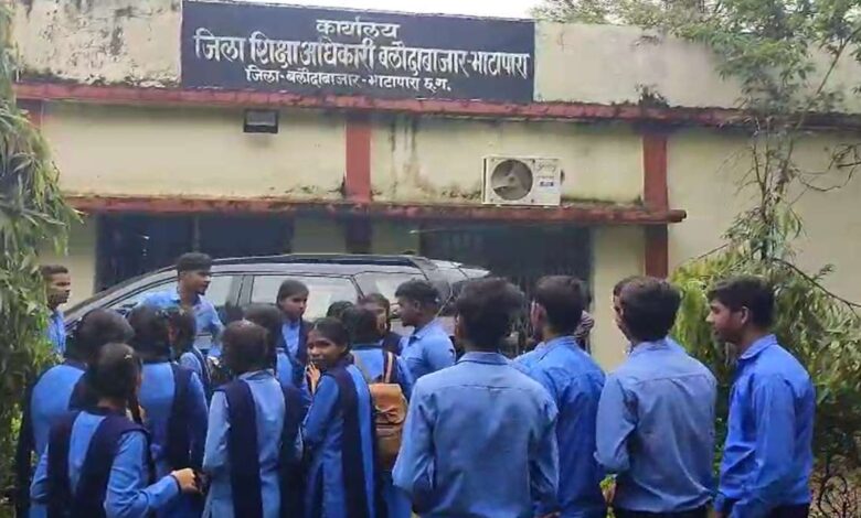 छात्रों की शिक्षक की मांग पर डीईओ ने धमकाया, 1300 पद हैं रिक्त छात्रों की शिक्षक की मांग पर डीईओ ने धमकाया, 1300 पद हैं रिक्त