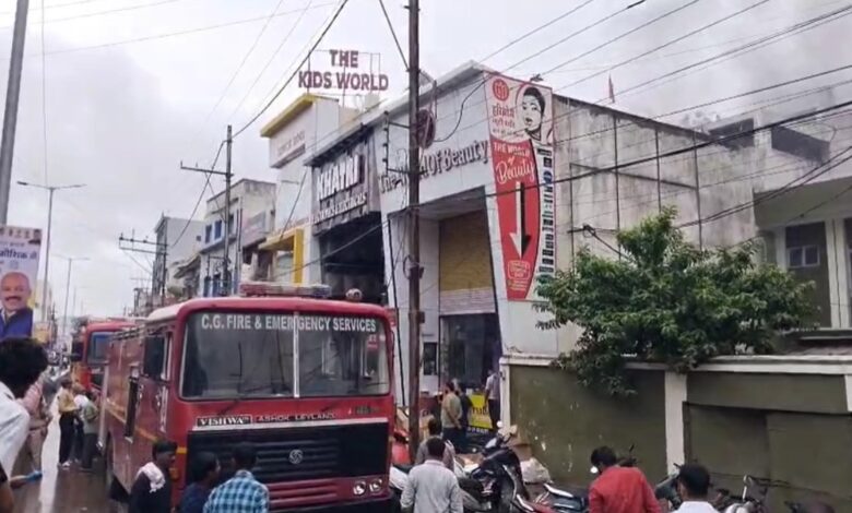 इलेक्ट्रॉनिक्स दुकान में आग से लाखों का सामान खाक इलेक्ट्रॉनिक्स दुकान में आग से लाखों का सामान खाक