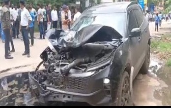 कार ने महिला और दो बच्चों को कुचला कार ने महिला और दो बच्चों को कुचला