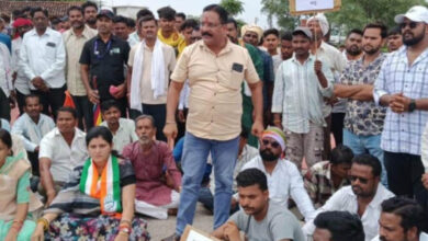 जर्जर सड़क सुधार के लिए विधायक बैठी धरने पर