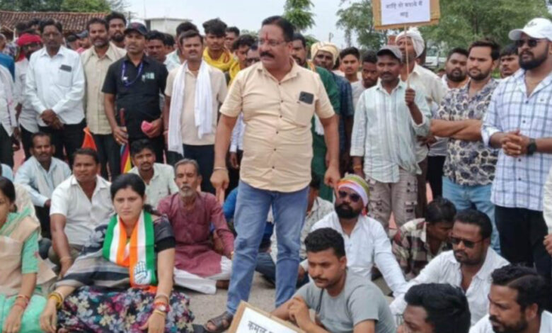 जर्जर सड़क सुधार के लिए विधायक बैठी धरने पर जर्जर सड़क सुधार के लिए विधायक बैठी धरने पर
