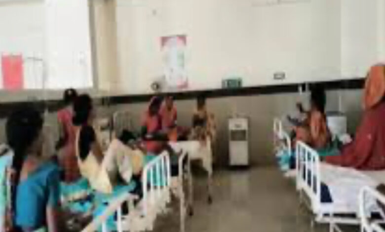 जहरीली फुटू खाने से एक ही परिवार के 13 बीमार जहरीली फुटू खाने से एक ही परिवार के 13 बीमार