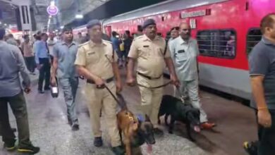 CG рд╕рдВрдкрд░реНрдХ рдХреНрд░рд╛рдВрддрд┐ рдореЗрдВ рдмрдо рд╣реЛрдиреЗ рдХреА рд╕реВрдЪрдирд╛ рд╕реЗ рдордЪрд╛ рд╣рдбрд╝рдХрдВрдк, рд╕рднреА рдпрд╛рддреНрд░рд┐рдпреЛрдВ рдХреЛ рдЙрддрд╛рд░рдХрд░ рдЭрд╛рдВрд╕реА рдореЗрдВ рддрд▓рд╛рд╢реА CG рд╕рдВрдкрд░реНрдХ рдХреНрд░рд╛рдВрддрд┐ рдореЗрдВ рдмрдо рд╣реЛрдиреЗ рдХреА рд╕реВрдЪрдирд╛ рд╕реЗ рдордЪрд╛ рд╣рдбрд╝рдХрдВрдк, рд╕рднреА рдпрд╛рддреНрд░рд┐рдпреЛрдВ рдХреЛ рдЙрддрд╛рд░рдХрд░ рдЭрд╛рдВрд╕реА рдореЗрдВ рддрд▓рд╛рд╢реА