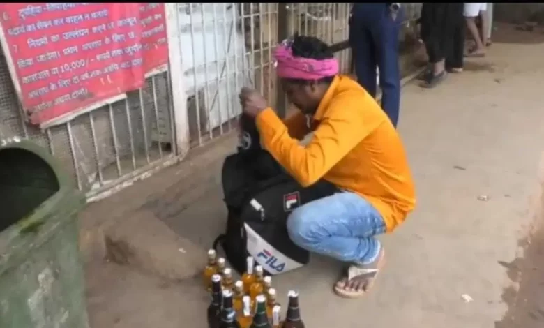 कोचिए को शासकीय शराब दुकान से आपूर्ति कोचिए को शासकीय शराब दुकान से आपूर्ति