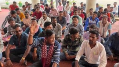 250 मजदूरों की छंटनी पर प्रदर्शन कर कलेक्टर को सौंपा ज्ञापन