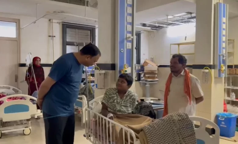 निरिक्षण के लिए स्वास्थ्य मंत्री पहुचें अस्पताल, मरीजों का जाना हाल निरिक्षण के लिए स्वास्थ्य मंत्री पहुचें अस्पताल, मरीजों का जाना हाल