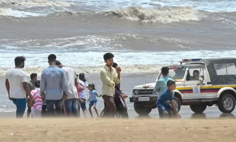 रायगढ़ के समुद्र तट पर दिखी संदिग्ध नाव,अलर्ट रायगढ़ के समुद्र तट पर दिखी संदिग्ध नाव,अलर्ट