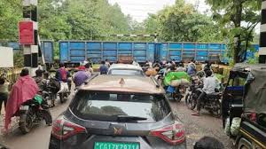 लमानी रेलवे क्रॉसिंग में आधे घंटे खड़ी रही मालगाड़ी, लगा जाम