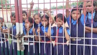 शिक्षको की मांग, छात्रों ने स्कूल में ताला जड़ कर धरने पर बैठे